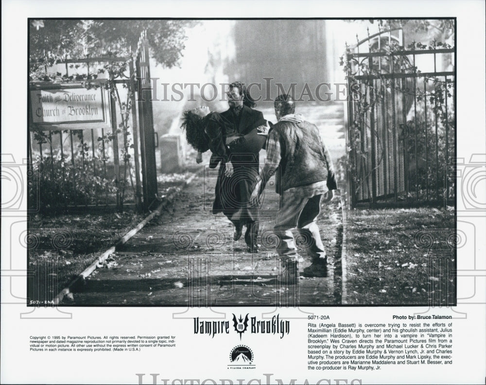 1995 Press Photo Angela Bassett and Eddie Murphy in "Vampire in Brooklyn" - Historic Images