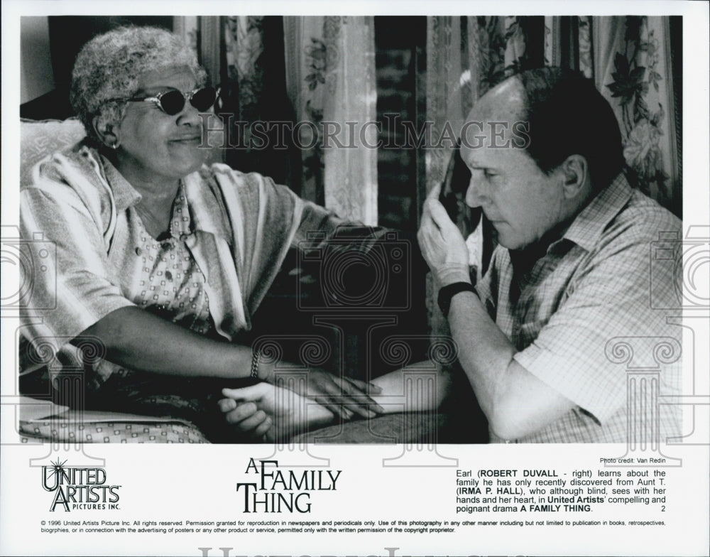 1996 Press Photo Actors Robert Duvall And Irma P. Hall In Film &quot;A Family Thing&quot; - Historic Images