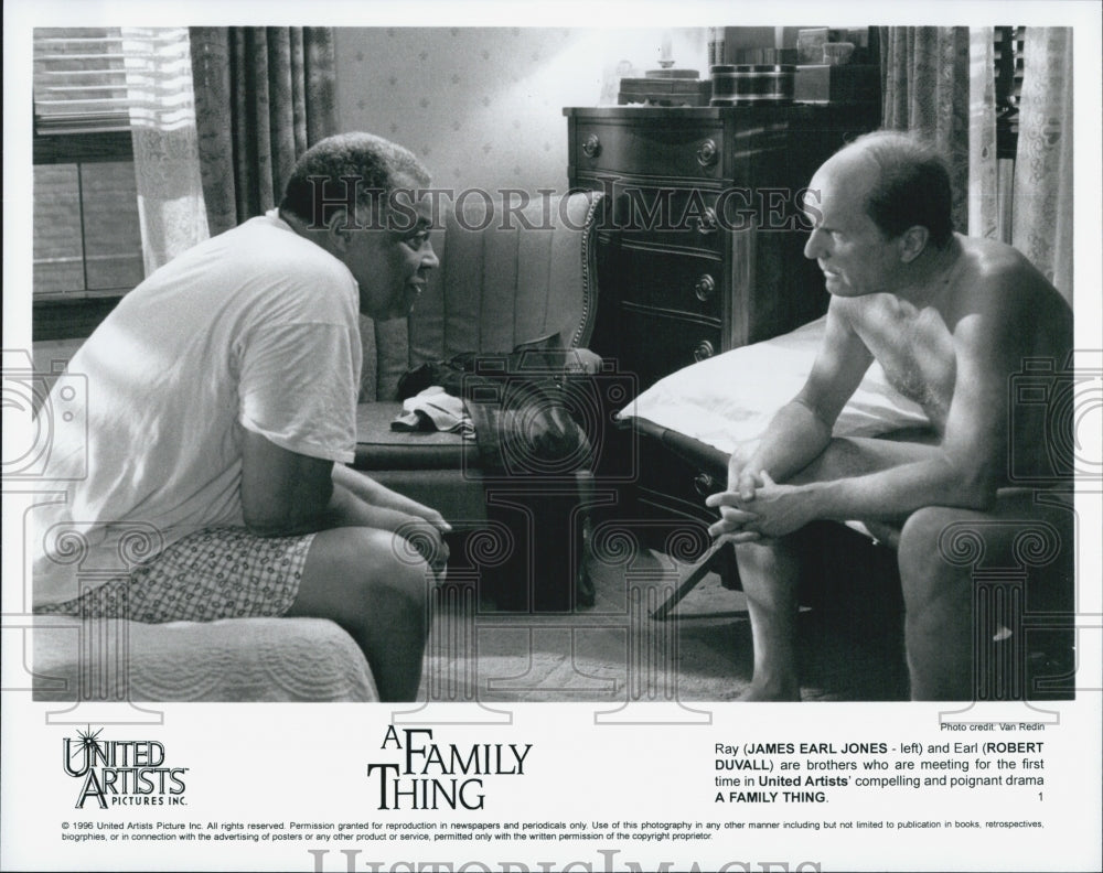 1996 Press Photo Actors James Earl Jones Robert Duvall In &quot;A Family Thing&quot; - Historic Images