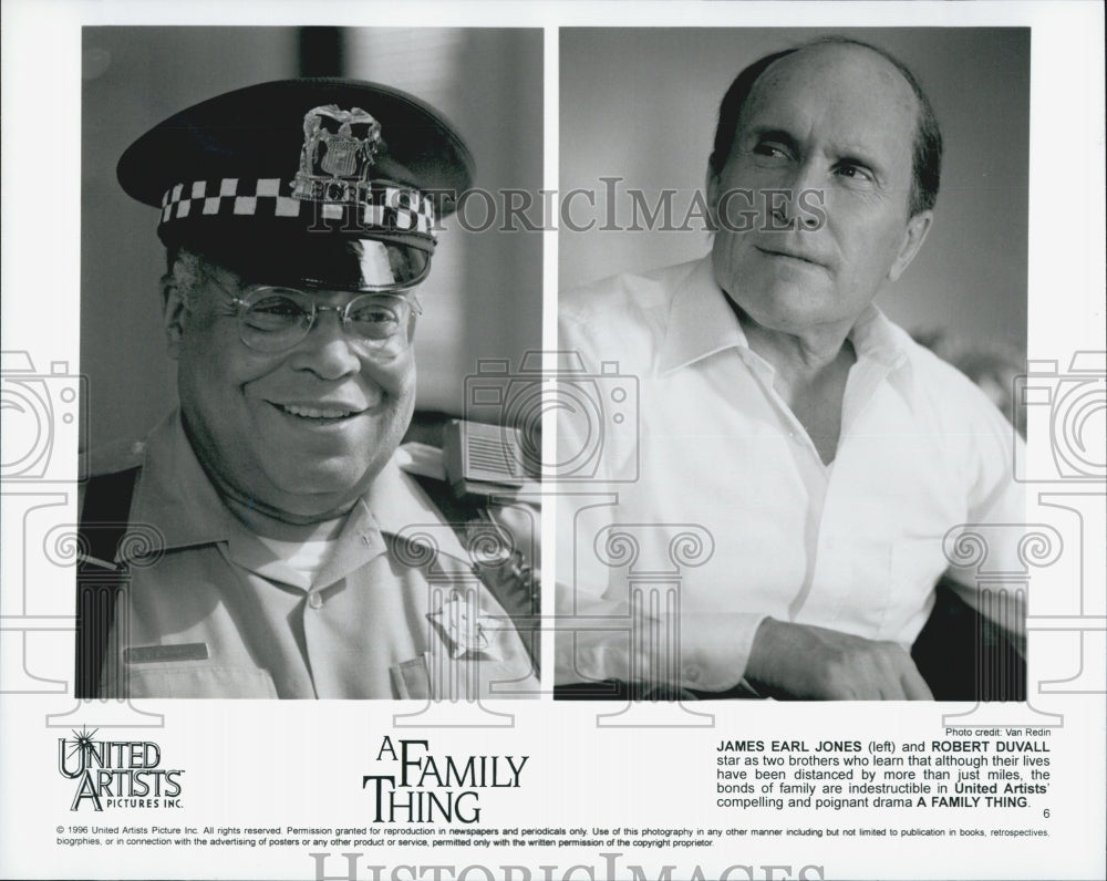 1996 Press Photo Janes Earl Jones And Robert Duvall In "A Family Thing" - Historic Images