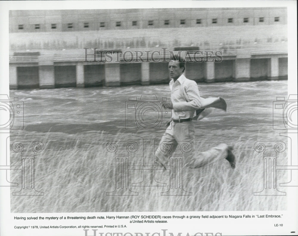 1978 Press Photo Roy Scheider at Niagra Fall in &quot;Last Embrace&quot; United Artists - Historic Images