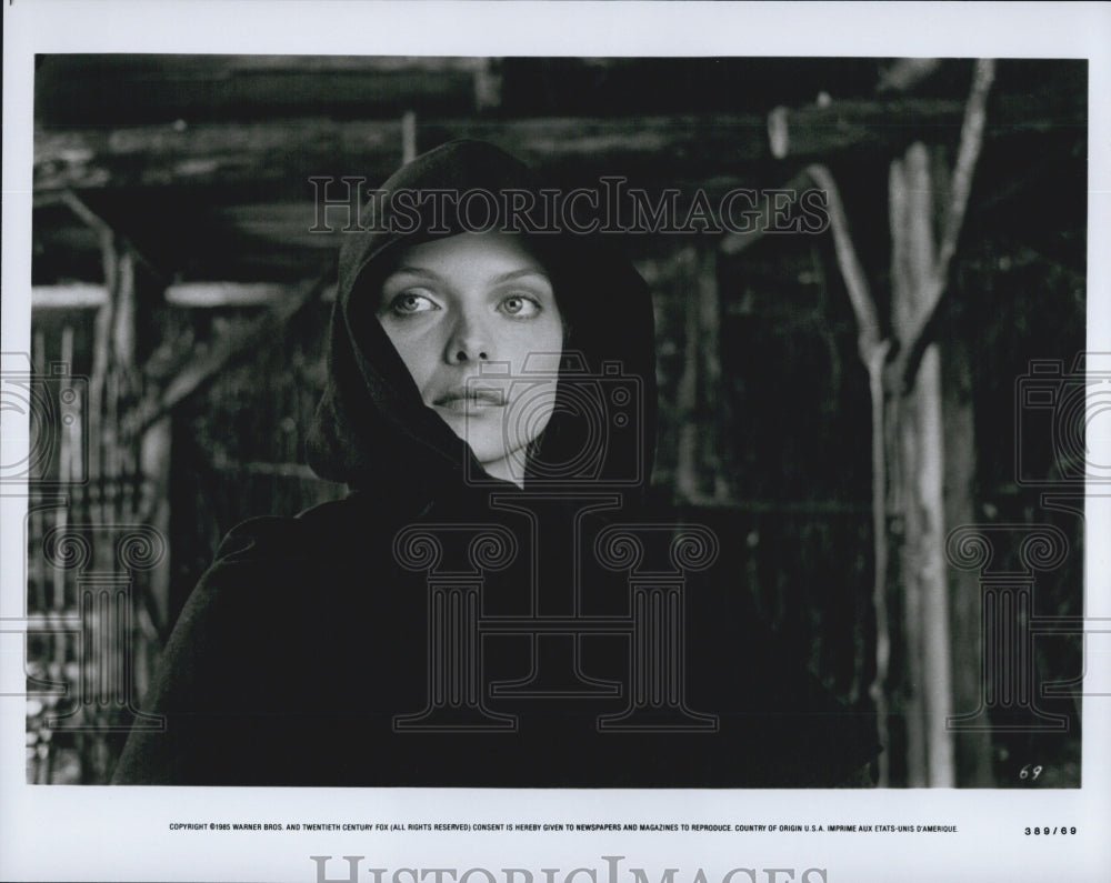 1985 Press Photo Actress Wearing Robe with Hood in Medieval Times - Historic Images