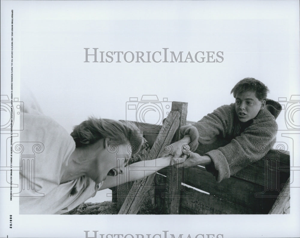 1985 Press Photo Teenage Boy Actor And Woman Actress In Unknown Film - Historic Images