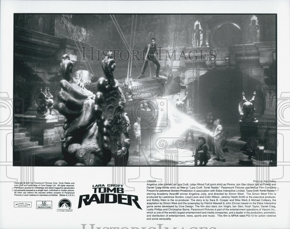 2001 Press Photo Angelina Jolie in a scene from "Lara Croft Tomb Raider" - Historic Images