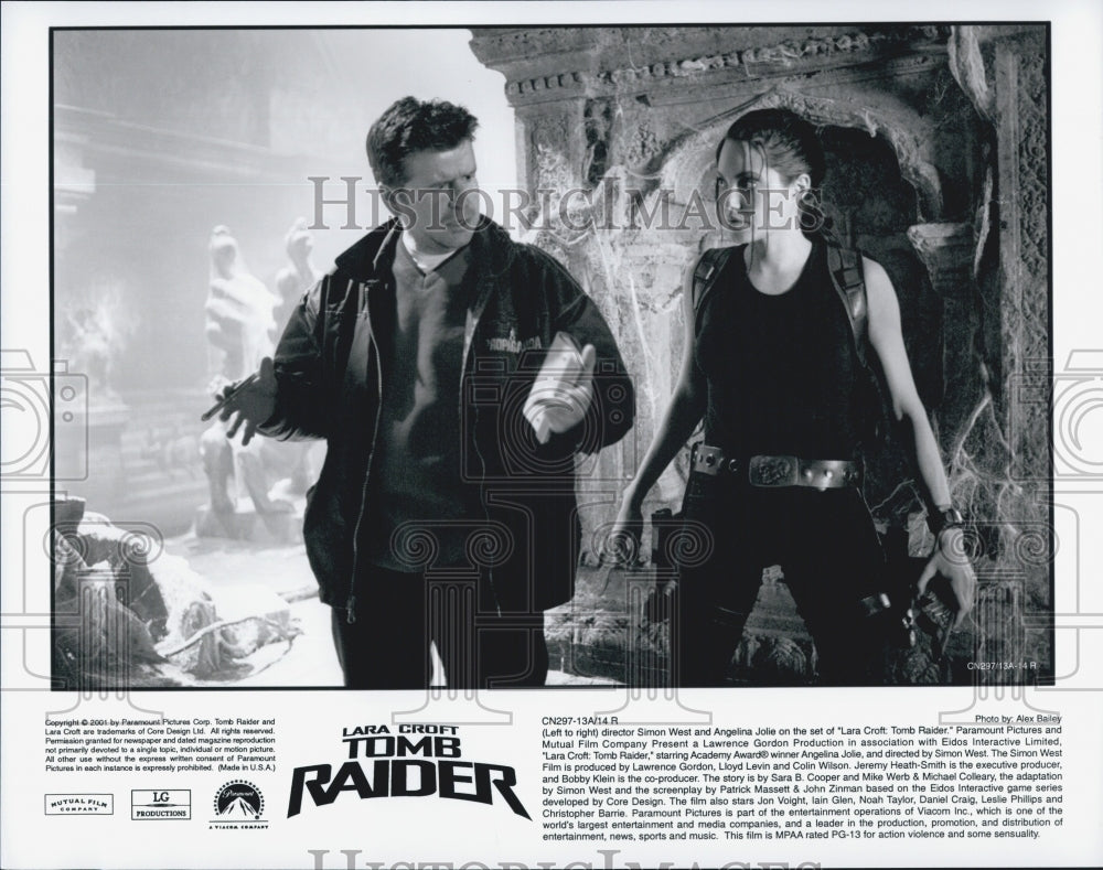 2001 Press Photo Director West And Actress Jolie Of "Lara Croft:  Tomb Raider" - Historic Images