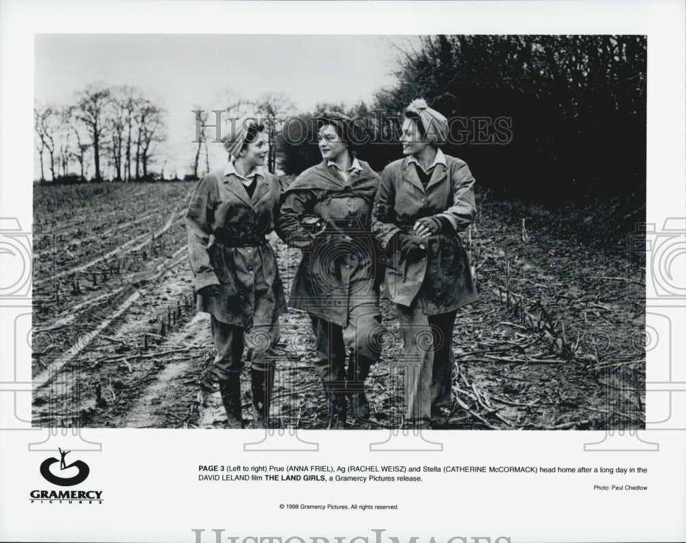 1998 Press Photo Anna Friel, Rachel Weisz, Catherine McCormack -&quot;The Land Girls&quot; - Historic Images