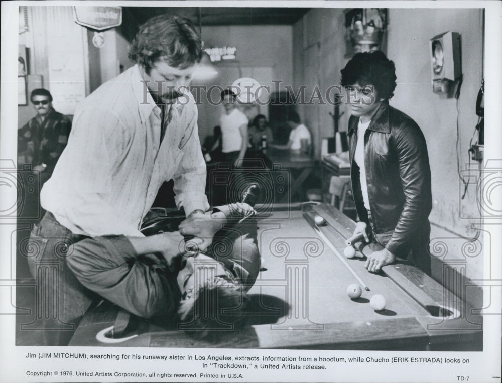 1976 Press Photo Actors Jim Mitchum And Erik Estrada In Film "Trackdown" - Historic Images