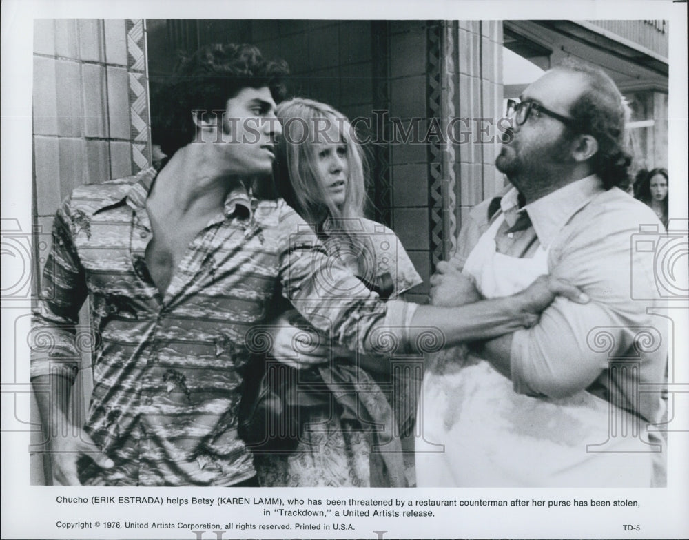 1976 Press Photo Actors Erik Estrada And Karen Lamm In Action Film "Trackdown" - Historic Images