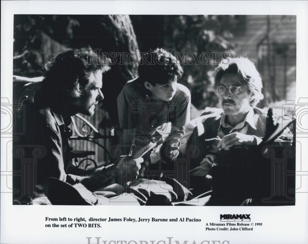 1995 Press Photo Director James Foley, Jerry Barone, Al Pacino on Set &quot;Two Bits&quot; - Historic Images