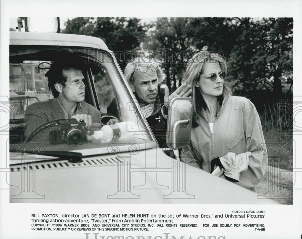1996 Press Photo Director Jan de Bont, Bill Paxton, Helen Hunt in "Twister" Film - Historic Images