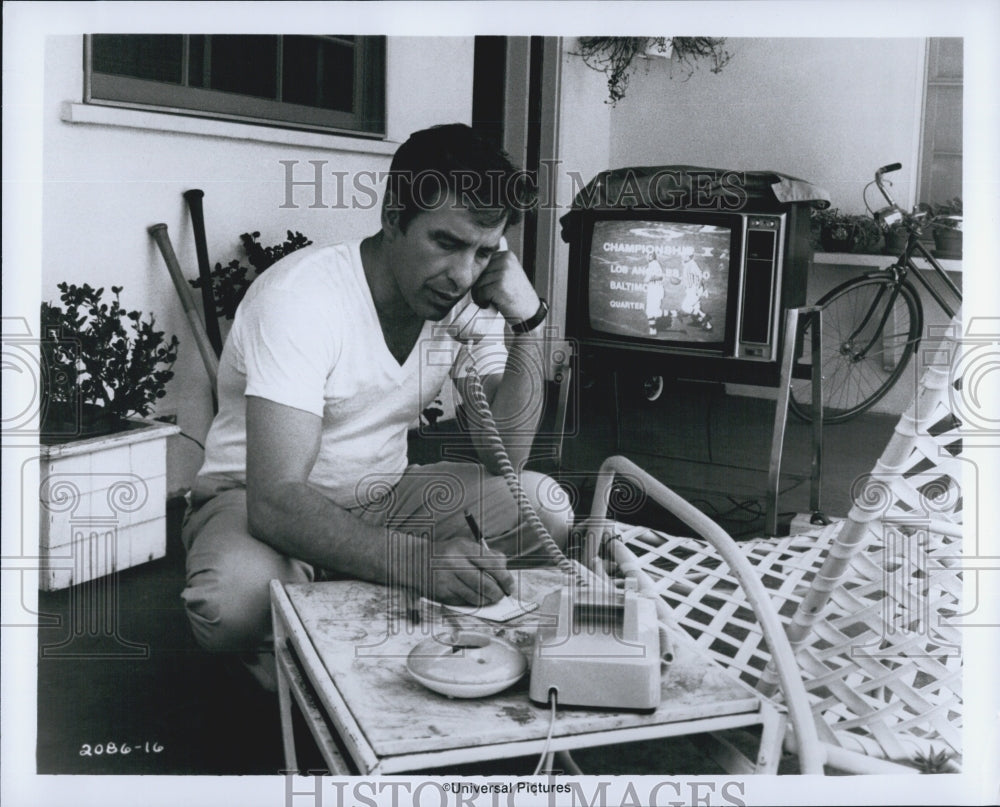 1976 Press Photo John Cassavettes Stars in "Two Minute Warning" - Historic Images