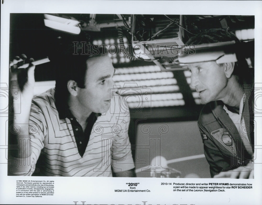 1984 Press Photo Peter Hyams, Roy Scheider in &quot;2010&quot; - Historic Images