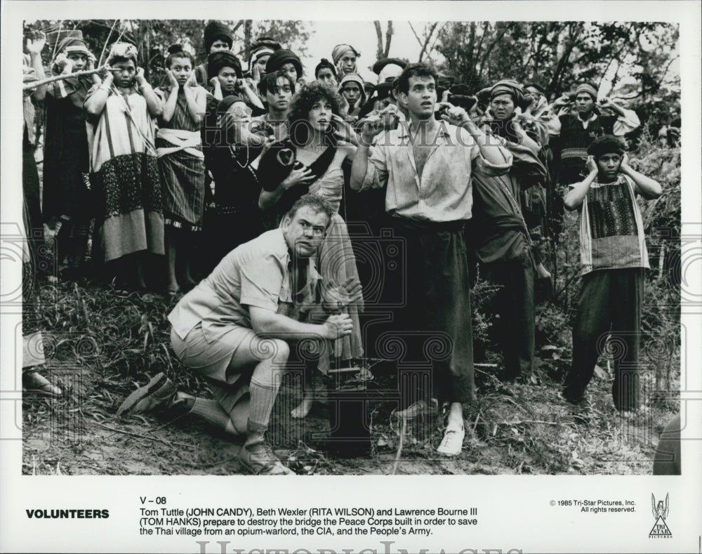 1985 Press Photo Actor John Candy, Rita Wilson, Tom Hanks in &quot;Volunteers&quot; Film - Historic Images