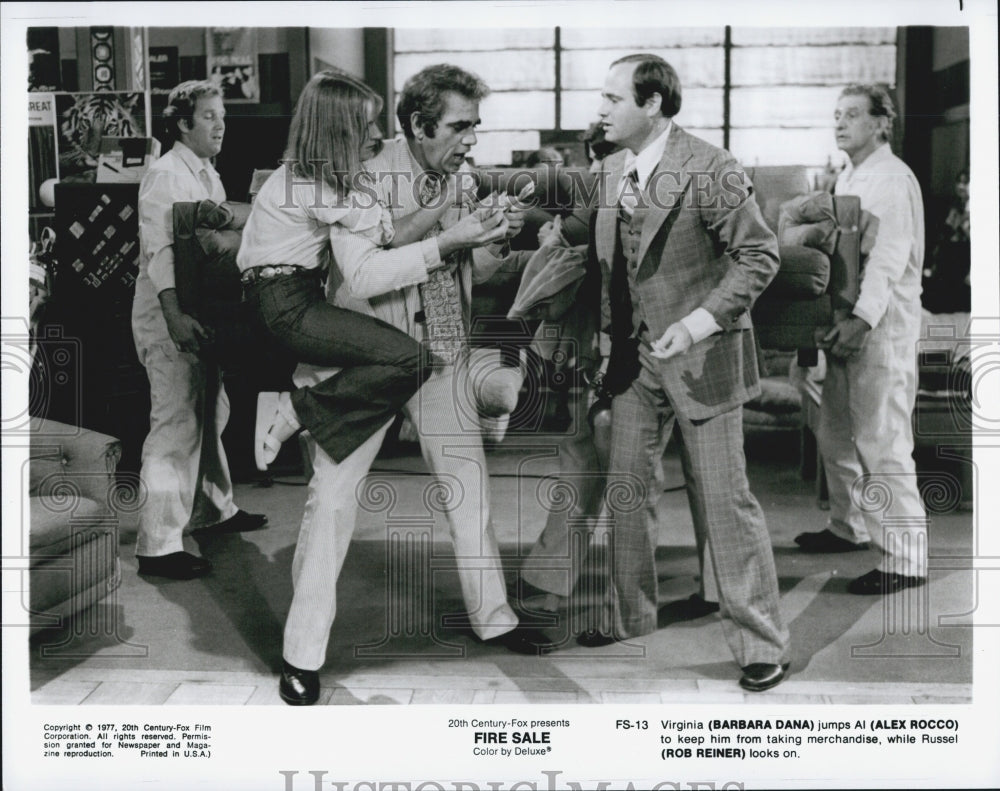 1977 Press Photo Barbara Dana, Alex Rocco, Rob Reiner "Fire Sale" - Historic Images