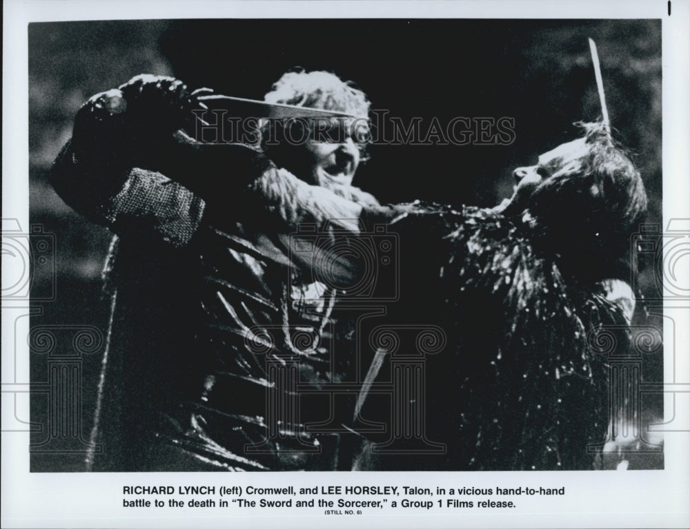 1982 Press Photo Richard Lynch & Lee Horsley in "The Sword and the Sorcerer" - Historic Images
