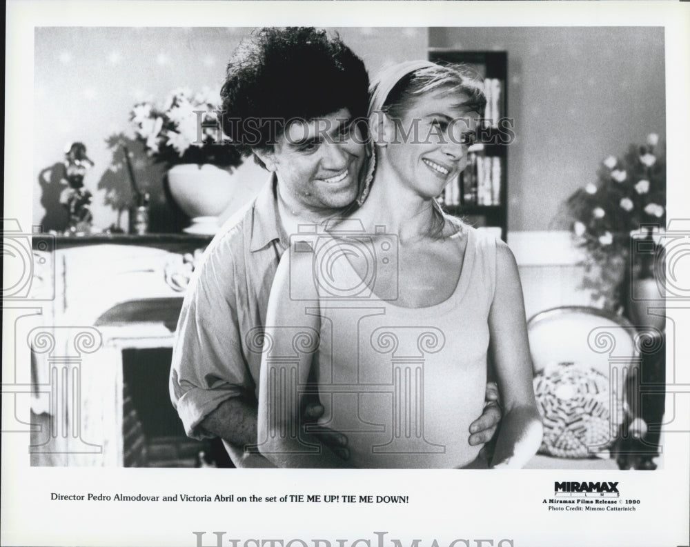 1990 Press Photo Director Almodovar & Actress Abril Of "Tie Me Up! Tie Me Down" - Historic Images