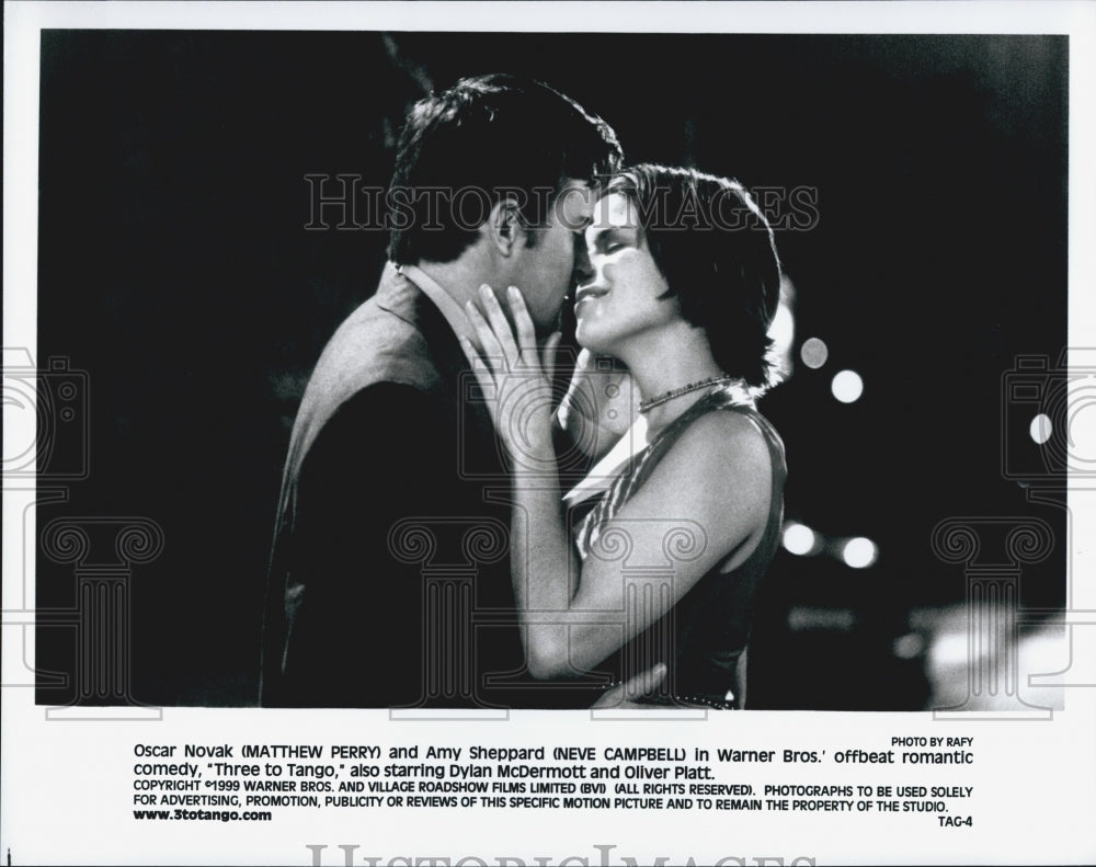 1999 Press Photo Matthew Perry, Neve Campbell &quot;Three to Tango&quot; - Historic Images