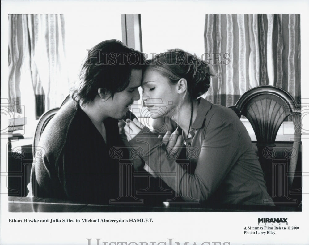 2000 Press Photo Ethan Hawke & Julia Stiles Star In Hamlet - Historic Images