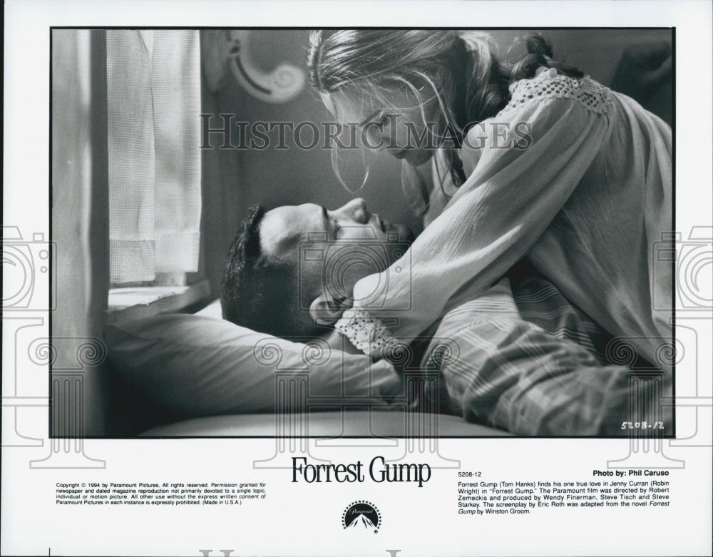 1994 Press Photo Actors Tom Hanks And Robin Wright Star In Film "Forrest Gump" - Historic Images