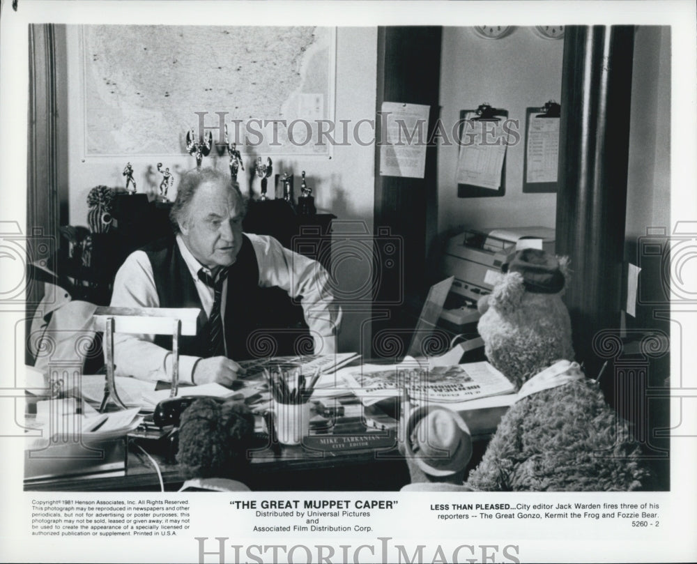 1981 Press Photo Jack Warden Kermit The Frog in "The Great Muppet Caper" - Historic Images