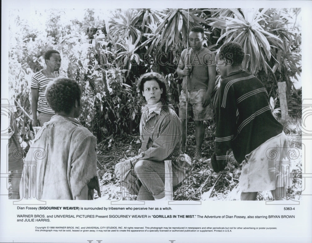 1988 Press Photo Actress Sigourney Weaver in "Gorillas in the Mist" Film - Historic Images