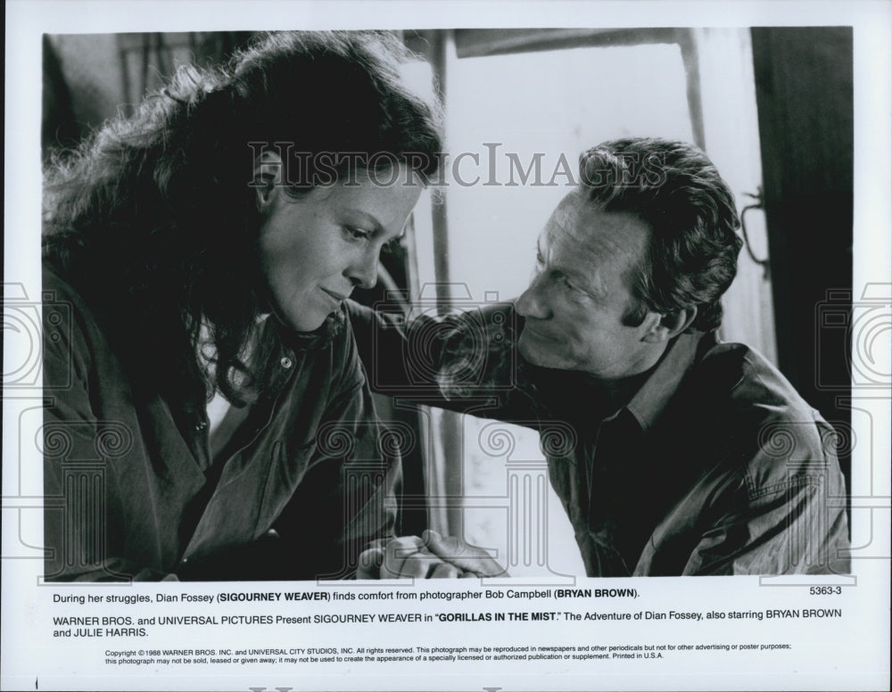 1988 Press Photo Sigourney Weaver & Bryan Brown in "Gorillas In The Mist" - Historic Images