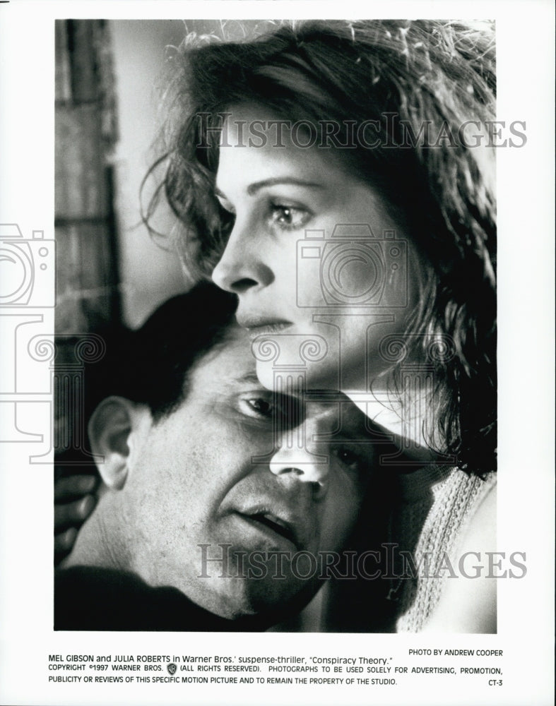 1997 Press Photo Mel Gibson & Julia Roberts in "Conspiracy Theory" - Historic Images