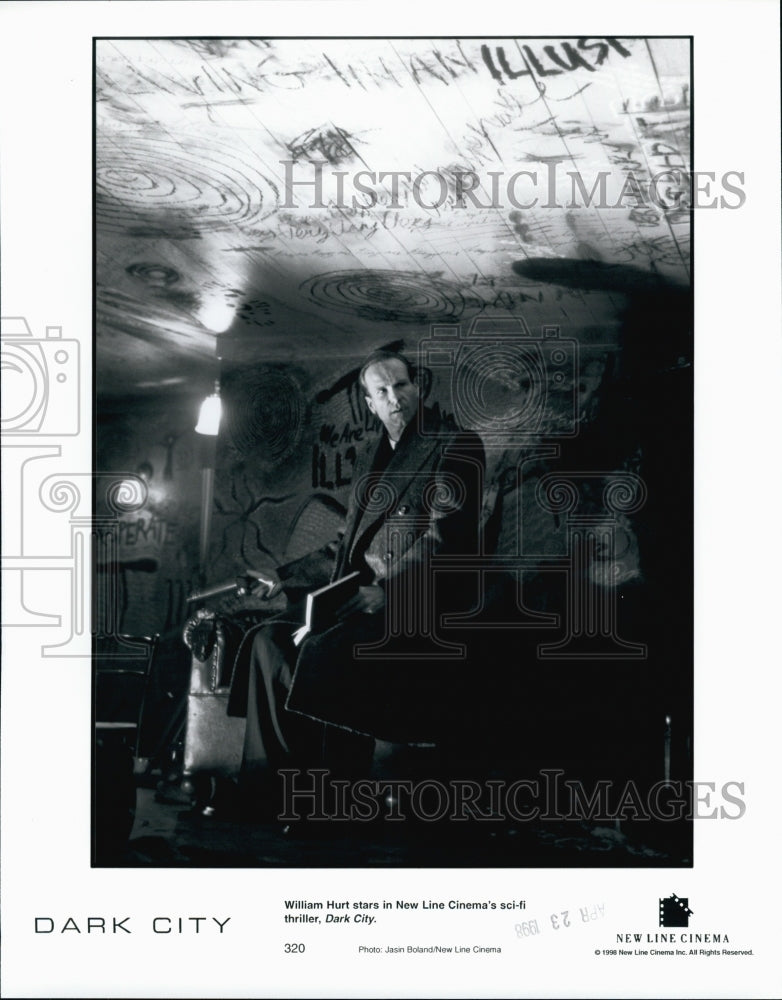 1998 Press Photo William Hurt in "Dark City" - Historic Images