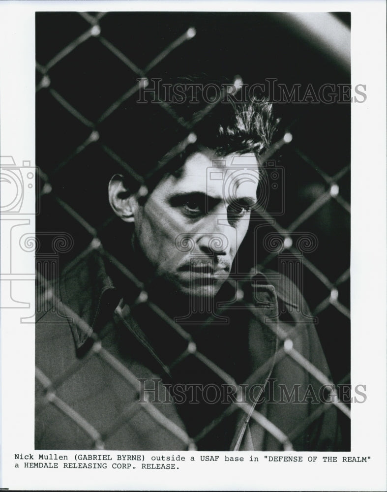 1986 Press Photo Gabriel Byrne Stars In Defense Of The Realm - Historic Images