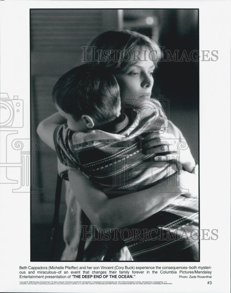 1999 Press Photo Michelle Pfeiffer and Cory Buck in &quot;The Deep End of the Ocean&quot; - Historic Images