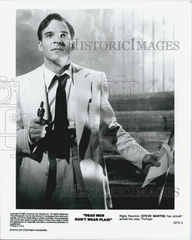 1982 Press Photo Steve Martin in &quot;Dead Men Don&#39;t Wear Plaid&quot; - Historic Images