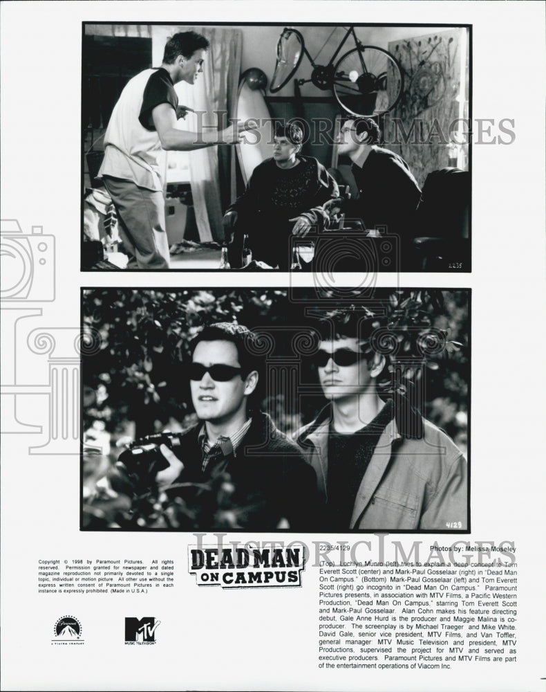 1998 Press Photo Mark-Paul Gosselaar Tom Everett Scott in &quot;Dead Man on Campus&quot; - Historic Images