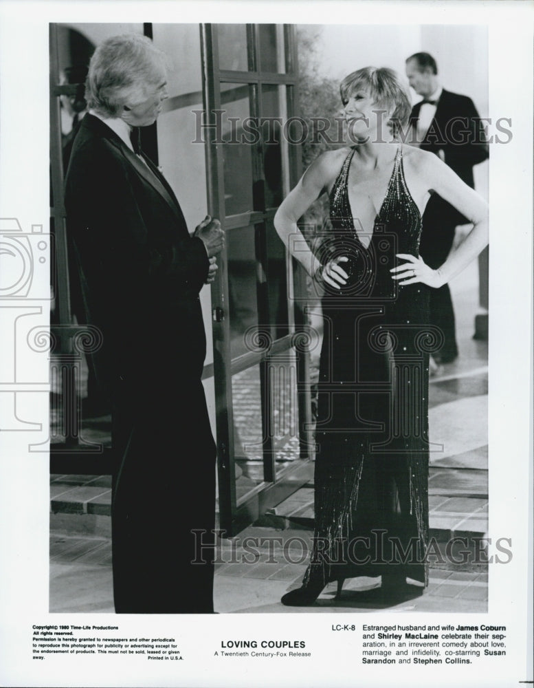 1980 Press Photo Actors James Coburn And Shirley MacLaine In "Loving Couples" - Historic Images