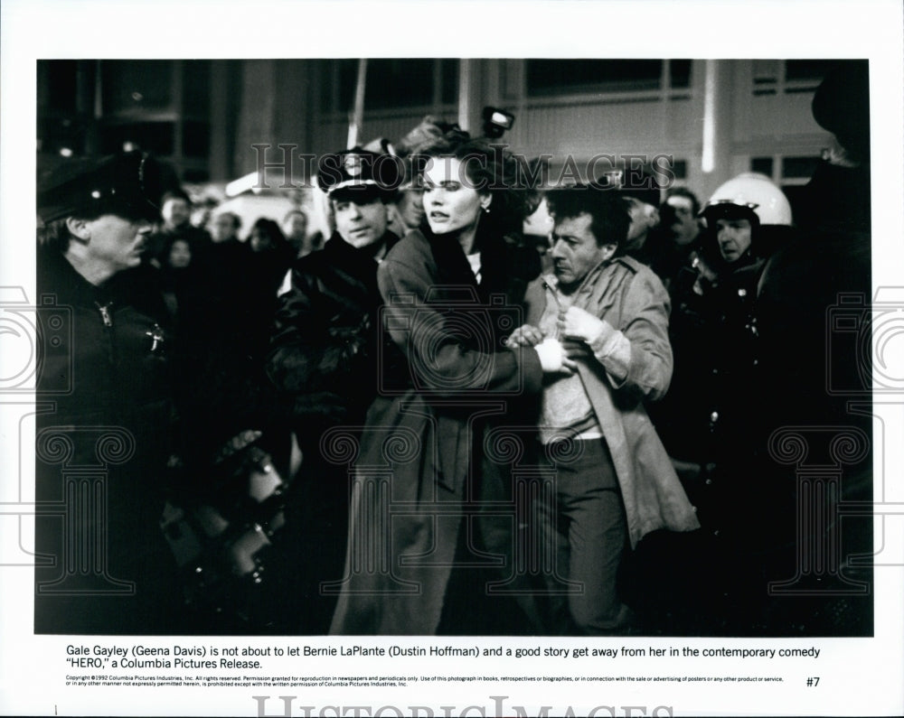 1992 Press Photo Actress Geena Davis, Dustin Hoffman in "Hero" Film - Historic Images