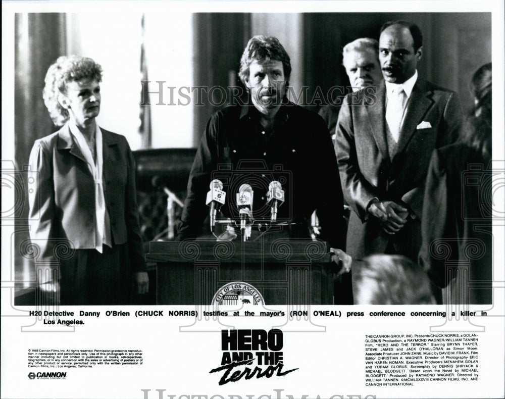 1988 Press Photo Actor Chuck Norris, Ron O&#39;Neal in &quot;Hero and the Terror&quot; Film - Historic Images