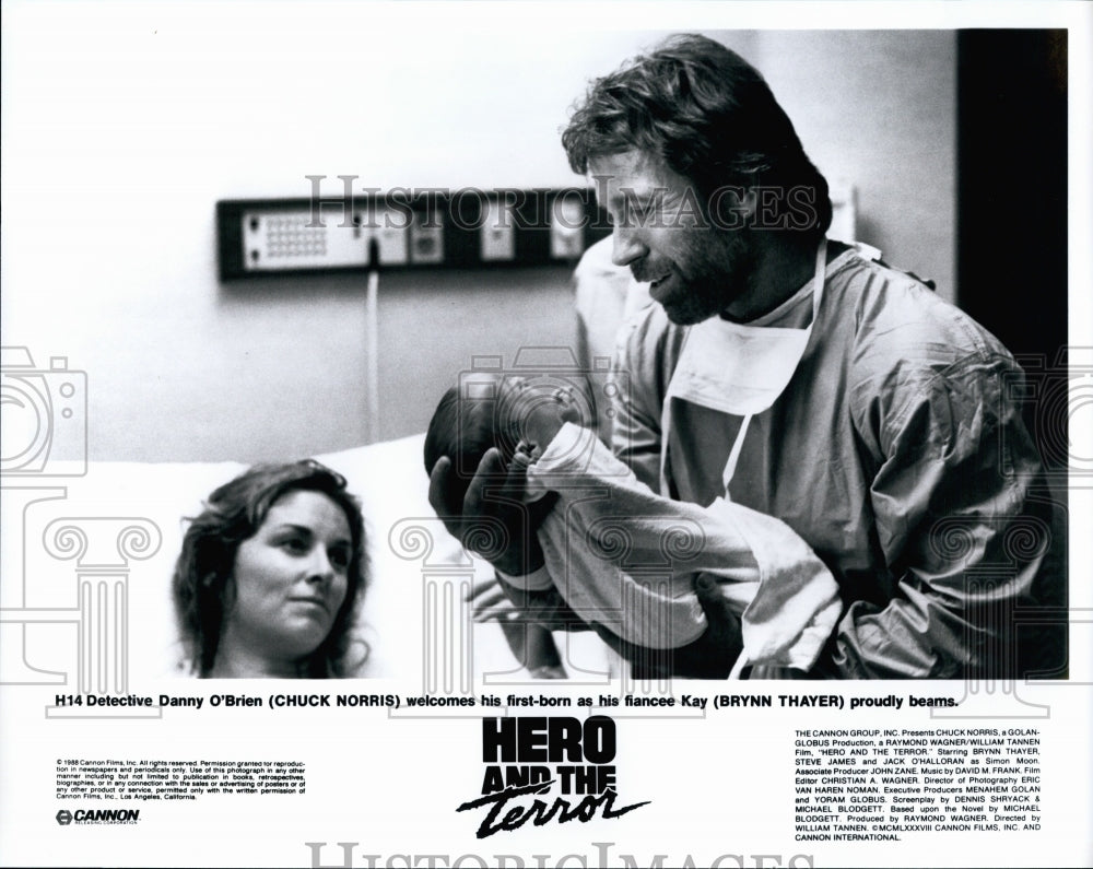 1988 Press Photo Chuck Norris And Brynn Thayer In Movie "Hero And The Terror" - Historic Images