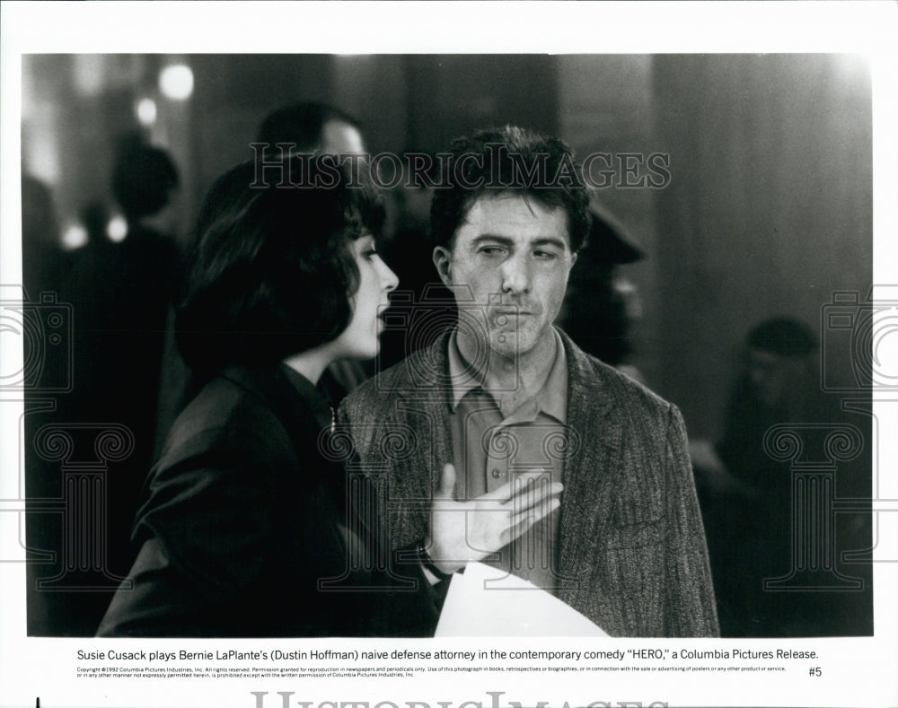 1992 Press Photo Susie Cusack And Dustin Hoffman In Movie &quot;Hero&quot; - DFPG57297 - Historic Images