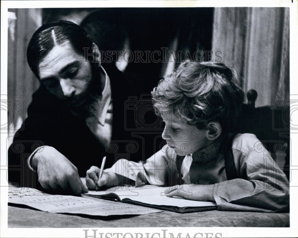 Press Photo Man Tutors Boy In Reading And Writing Classes - Historic Images