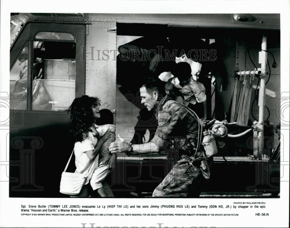 1993 Press Photo Actor Tommy Lee Jones, Hiep Thi Le in "Heaven and Earth" Film - Historic Images