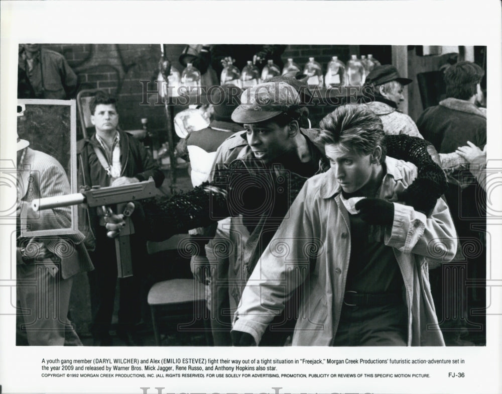 1992  Press Photo Actor Daryl Wilcher Actor Emilio Estevez in FreejackSet in - Historic Images