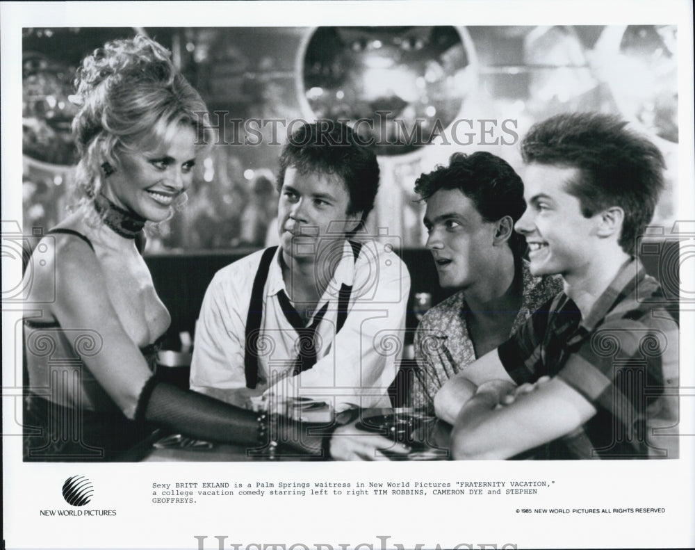 1985 Press Photo Actress Britt Ekland with Actors Tim Robbins Cameron Dye and - Historic Images