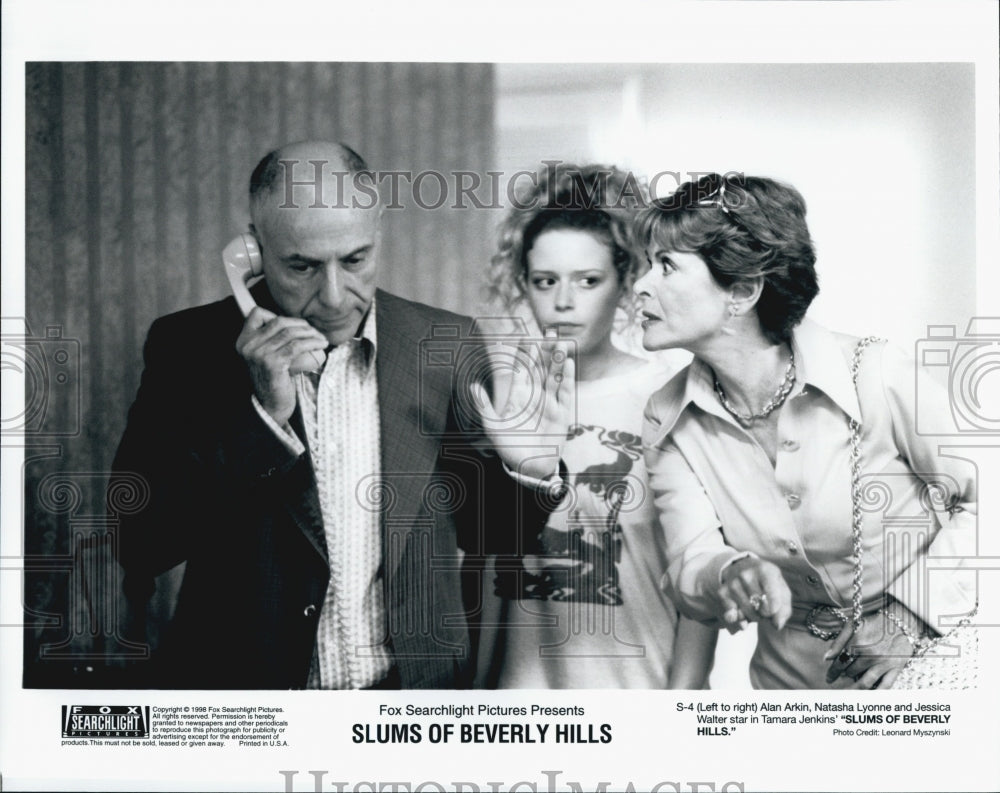 1998 Press Photo Actors Arkin, Lyonne, Walter In Movie &quot;Slums Of Beverly Hills&quot; - Historic Images