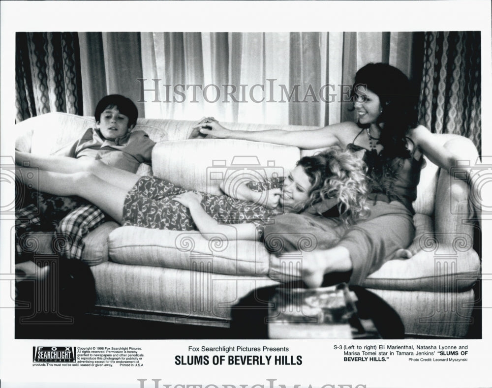 1998 Press Photo Marisa Tomei & Natasha Lyonne In Movie "Slums Of Beverly Hills" - Historic Images