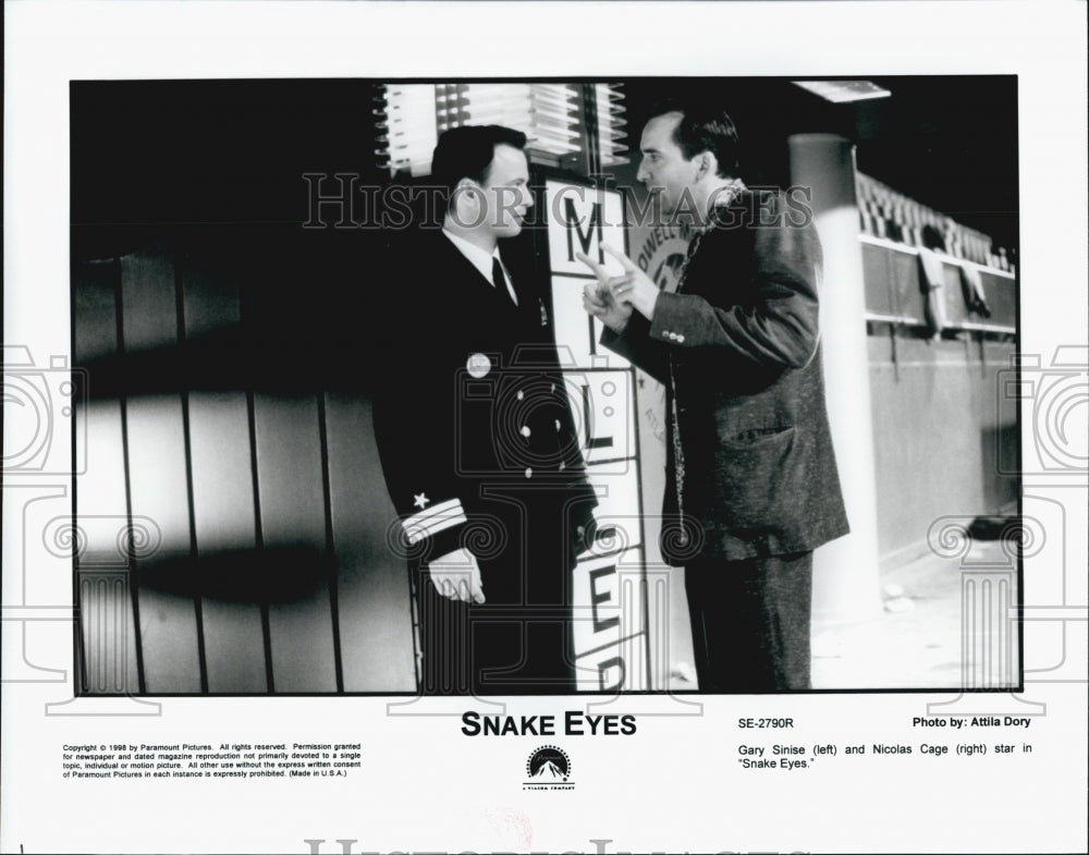 1998 Press Photo Gary Sinise And Nicolas Cage In Movie &quot;Snake Eyes&quot; - Historic Images