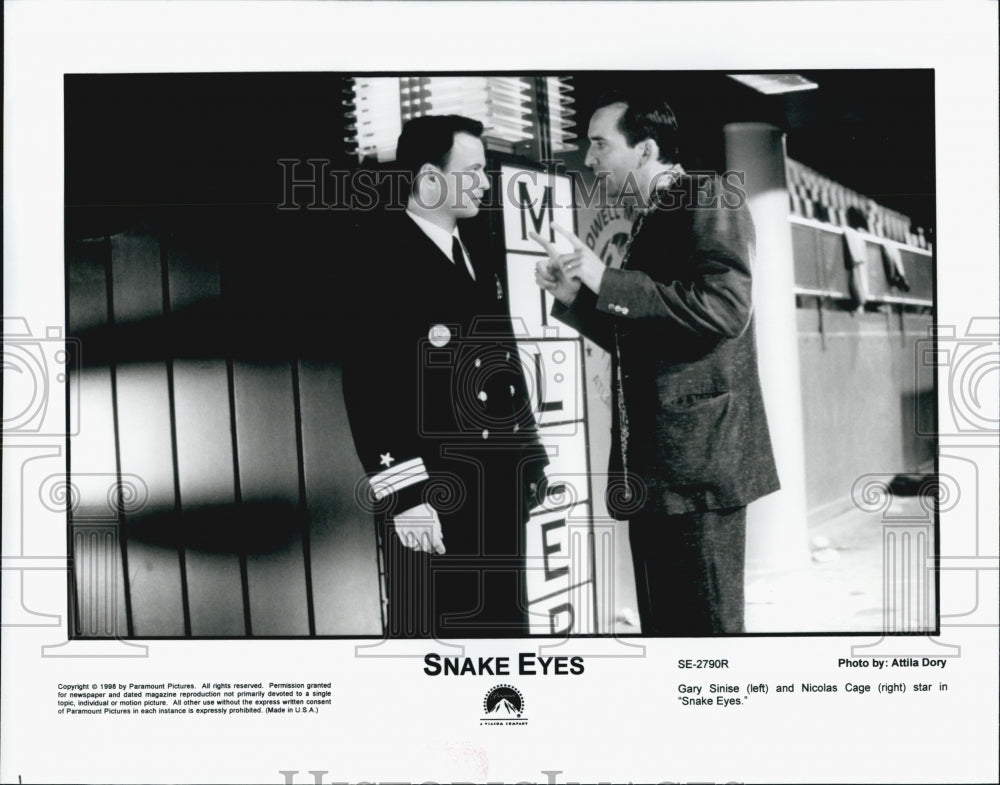 1998 Press Photo Gary Sinise And Nicolas Cage In Movie "Snake Eyes" - Historic Images