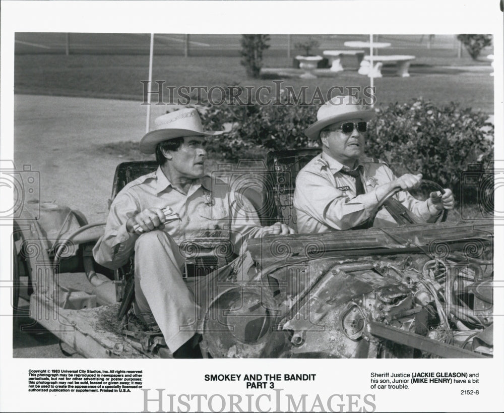 1983 Press Photo Jackie Gleason and Mike Henry in Smokey & The Bandit Part 3 - Historic Images
