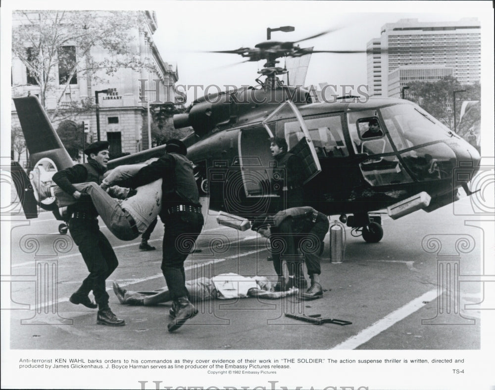 1982 Press Photo Actor Ken Wahl And Cast Of Movie "The Soldier" - Historic Images
