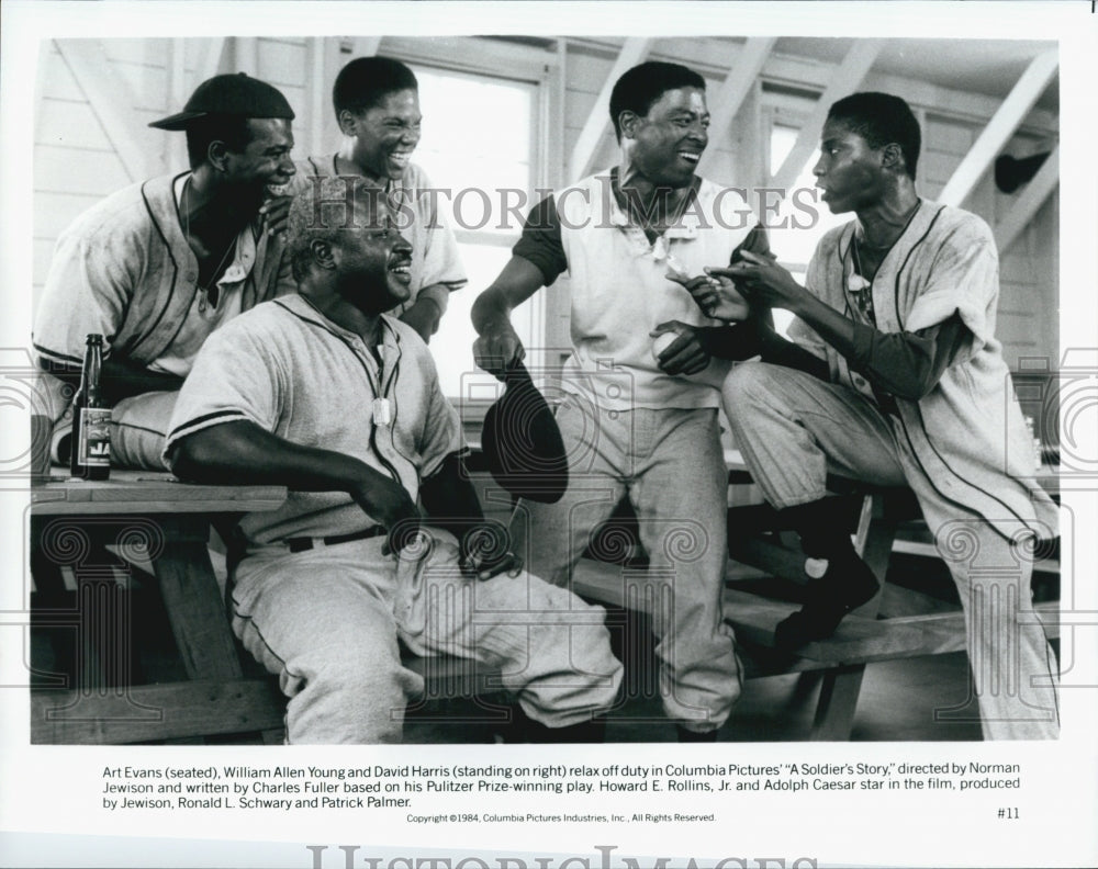 1984 Press Photo Actors Evans, Young, And Harris In Movie &quot;A Soldier&#39;s Story&quot; - Historic Images