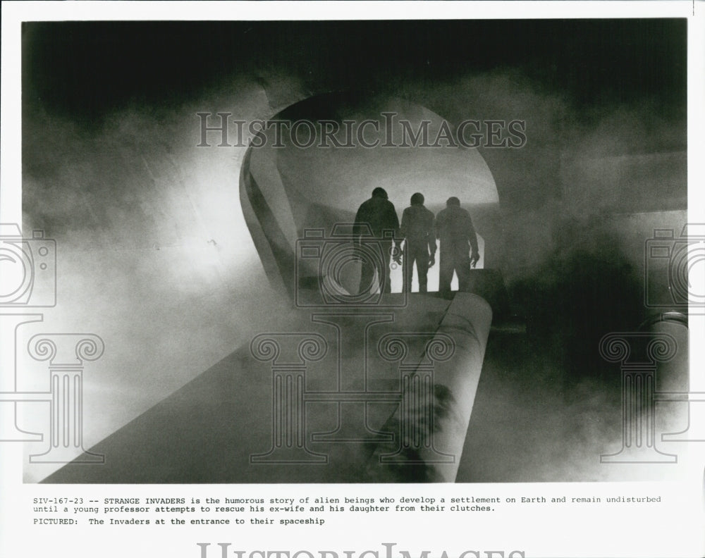 1983 Press Photo Aliens Leave Spaceship In Scene From Movie &quot;Strange Invaders&quot; - Historic Images