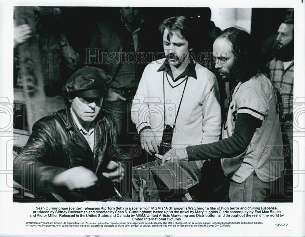 1982 Press Photo Sean Cunningham Directs Rip Torn In &quot;A Stranger Is Watching&quot; - Historic Images